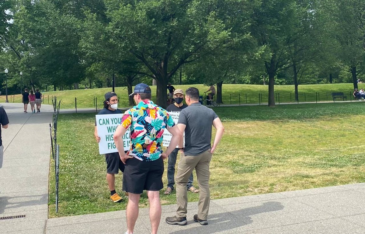 MuslimYouthUSA's tweet photo. #MuslimYouth of @MKAMuqami visited @TheNationalMall recently with the goal of sharing the peaceful and kind message of not only Islam but also of Prophet Muhammad (PBUH) with anyone walking by, by highlighting our campaign, #MercyForMankind. #WhatMuslimsDo #ExampleOfTheProphet. https://t.co/RP4idOUMlb