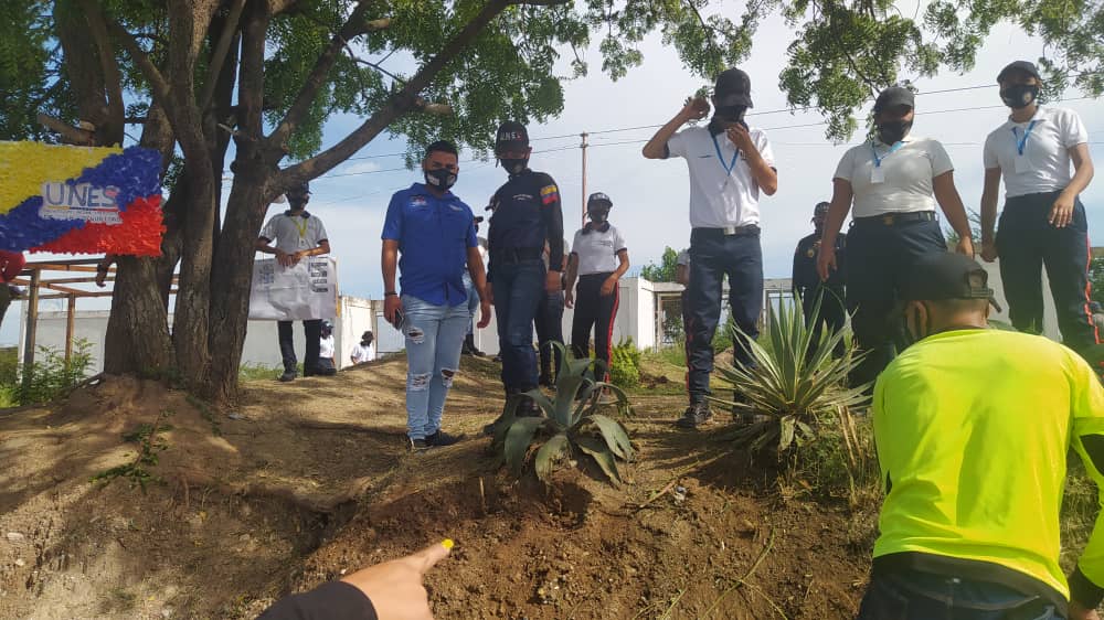 ceiba_ii's tweet photo. Desde la entrada al municipio Jiménez se lleva a cabo la siembra del  "Árbol Bicentenario" por parte de los estudiantes de la UNES Quibor" y el Equipo de Misión Transporte Venezuela.🚩🚩
#SoyComunicadorClap 
@EnDirectoConM 
@JuventudJimenez 
@AdolfoP_Oficial 
@gestionperfecta https://t.co/1bgcDja4uj
