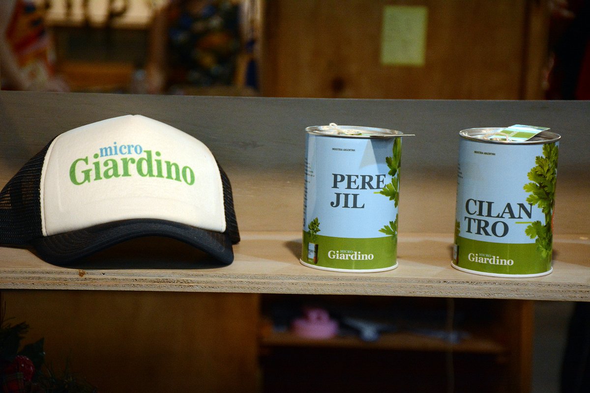 MFCulturales's tweet photo. ¿Conoces a 𝗠𝗜𝗖𝗥𝗢𝗚𝗜𝗔𝗥𝗗𝗜𝗡𝗢 y su propuesta: #huertaencasa🌱? En esta 📸𝔽𝕠𝕥𝕠 vemos su producto “Tu Huerta en Lata”. En ella vas a encontrar todo lo que necesitas para que crezca en tu cocina, balcón, living u otro espacio de tu casa.🏠 https://t.co/tC5EfnR5k1