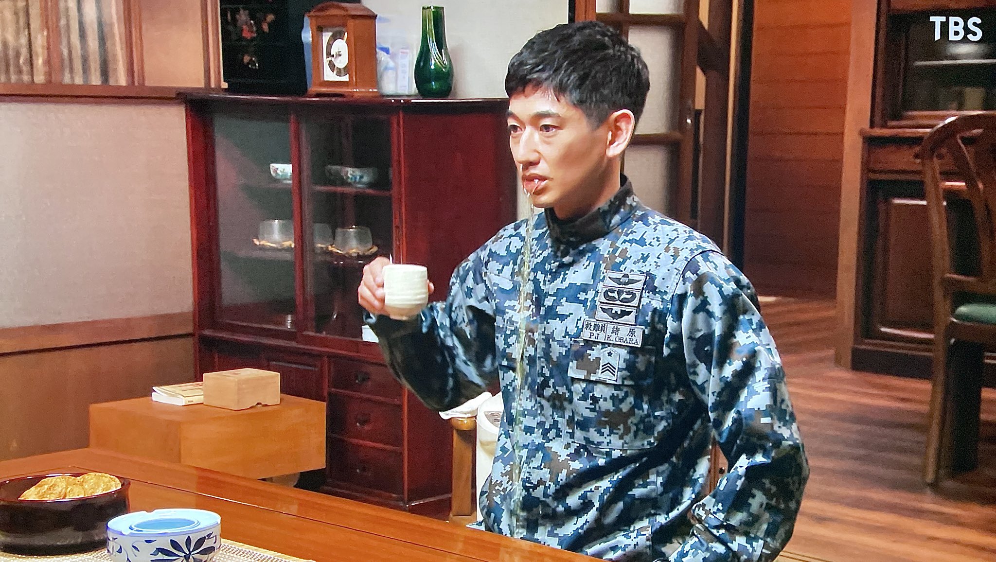 Lily え ちょっと待って ってなると コミカルなのは瑛太アドリブじゃないのかも と思ってきたぞ まぢ細かい演出でビックリしてる お茶から口 リコカツ Twitter