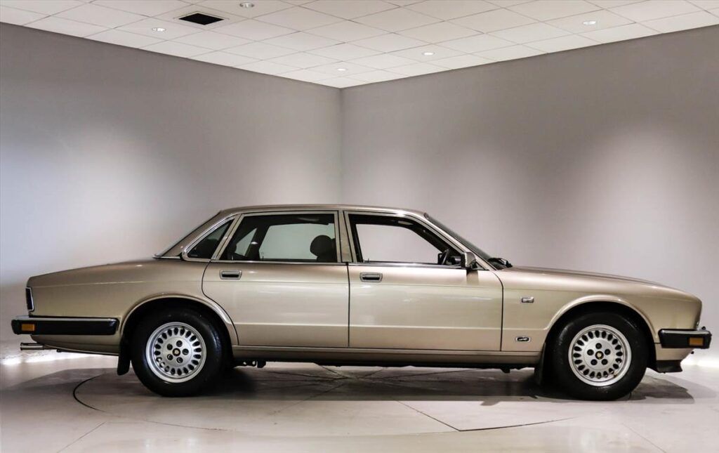 ClassicsSupers's tweet photo. A lot of #Jag for £14,000! This classic #Sovereign for sale at #ClassicsandSupercars

https://t.co/fwcn5DPDrg https://t.co/X2FkjE4zLA