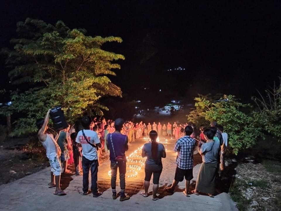Peaceful Night protest with Candle light vigil in Taung Kaw village tract, Seik Mu village tract, Hpakant township.
#June4Coup 
#WhatsHappeningInMyanmar