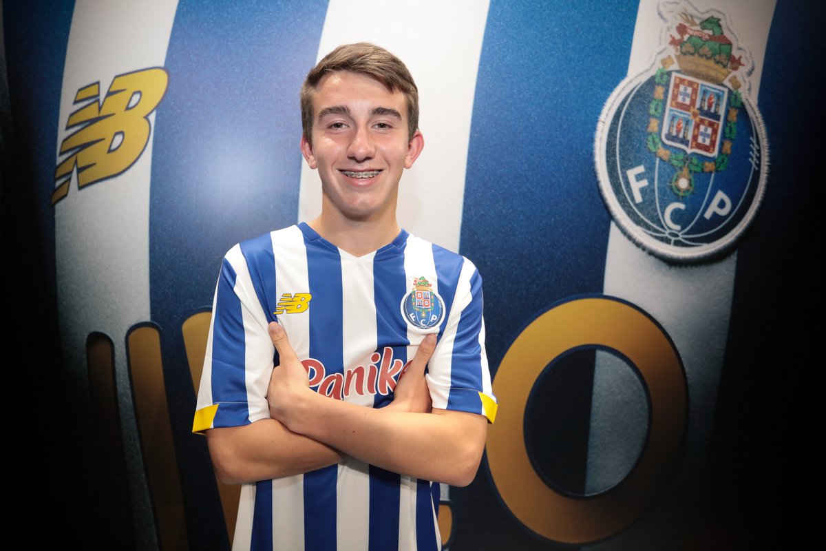 FCPorto's tweet photo. 🔵⚪Mariano Regal assina contrato com  o FC Porto

👉16 anos
🇵🇹Português
📍Médio

#FCPorto #Sub17 #FCPortoSub17 https://t.co/PJjXnwBJcN