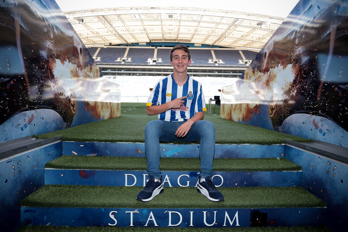 FCPorto's tweet photo. 🔵⚪Mariano Regal assina contrato com  o FC Porto

👉16 anos
🇵🇹Português
📍Médio

#FCPorto #Sub17 #FCPortoSub17 https://t.co/PJjXnwBJcN