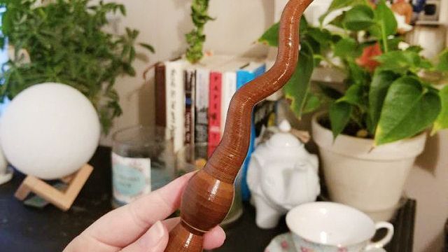 We're sharing the ✨do's &amp; don'ts✨ of wand cleaning!

✔️ Use a soft cloth (dampen it with water if necessary)
✔️ Gently wipe down your wand
❌ Do not use soap, bleach, or any harsh chemicals 
❌ Do not soak

📸: Eva Cate