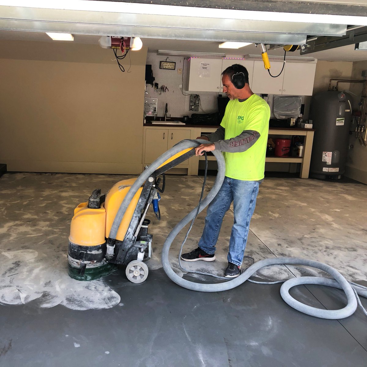 LATICRETE's tweet photo. This residential garage floor in Florida, USA got a makeover! #LATICRETE team members teamed up with local resinous flooring installers, SPG Garage Floors to spruce this one up using the #SPARTACOTE Metallic Pigment System. https://t.co/CM4ZAvE5Vc