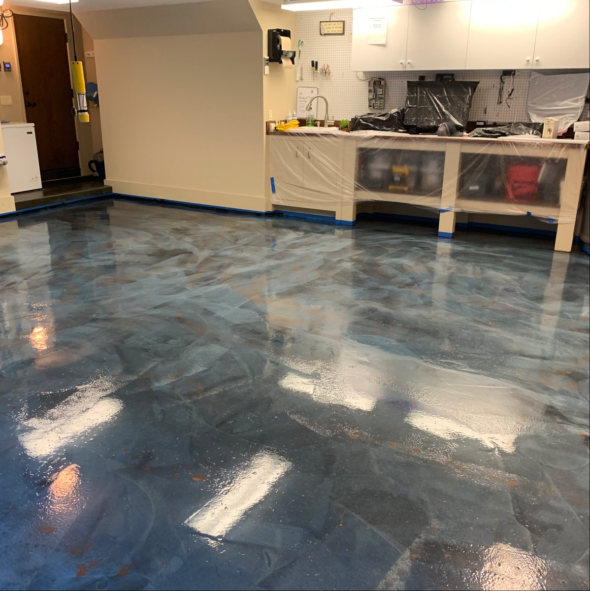 LATICRETE's tweet photo. This residential garage floor in Florida, USA got a makeover! #LATICRETE team members teamed up with local resinous flooring installers, SPG Garage Floors to spruce this one up using the #SPARTACOTE Metallic Pigment System. https://t.co/CM4ZAvE5Vc