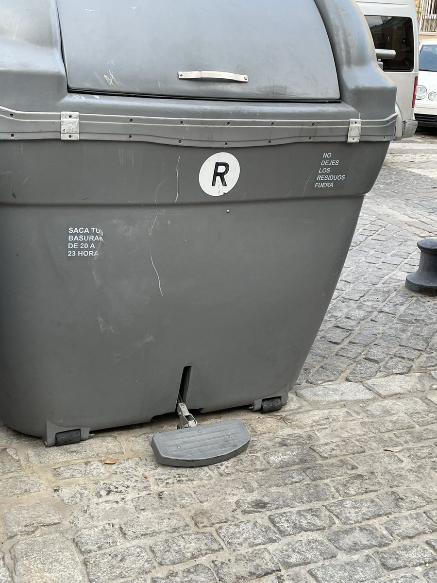 Jumasterr's tweet photo. Buenas tardes @LipasamSevilla @Ayto_Sevilla sería posible cambiar este contenedor que lleva varios días apareciendo en la Plaza del Cronista ? Como se aprecia , el pedal es poco operativo. Muchas gracias. https://t.co/snAJbORFWG