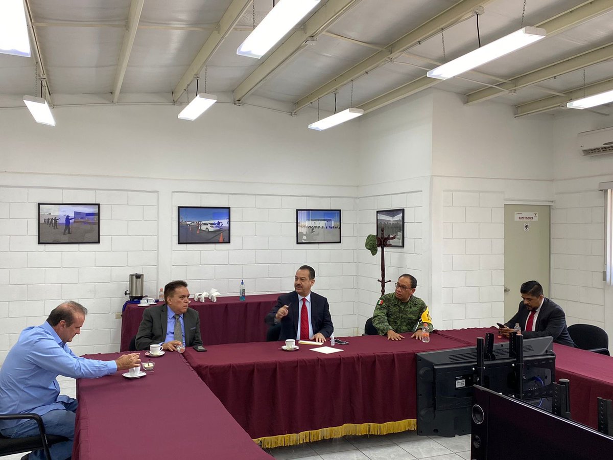 SegobCoahuila's tweet photo. En #Torreón, el Srio. @F_DeLasFuentes, sostuvo una reunión de coordinación con el Gral. Ernesto Geminiano Jiménez, Cmte. del Mando Especial de la #Laguna, el @FiscalGerardoM y @AlgaraAcosta, Srio. de Infraestructura, a fin de mantener la paz y seguridad en la región. https://t.co/aoZ87RYj4W