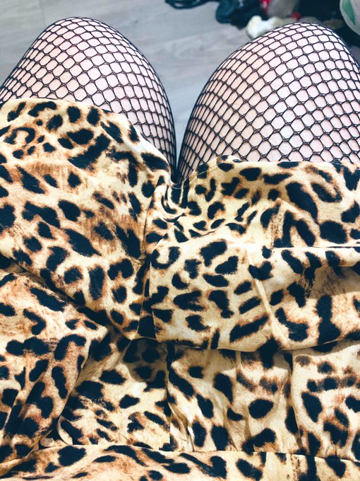 Happy #FishnetsFriday all 💋 https://t.co/4NOBJ3Pshb<a href="/tag/fishnetsfriday"class="tags">#FishnetsFriday</a>