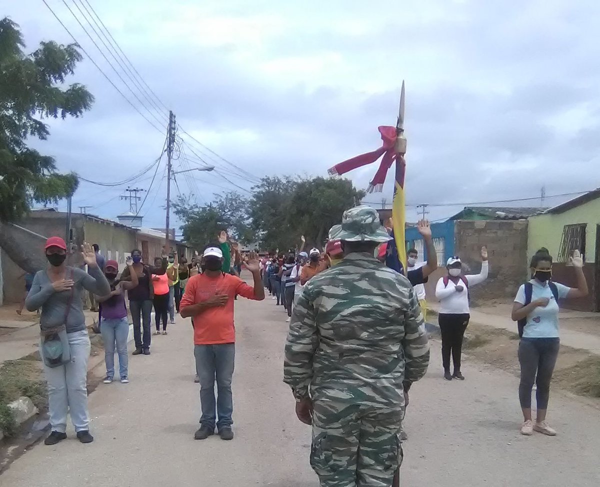ManuelGBernalM's tweet photo. 🇻🇪 Preservando el distanciamiento social, llevamos a cabo la consolidación de 56 Unidades Populares de Defensa Integral, incrementando el pie de lucha del Pueblo en Armas.

#4Junio #MiliciaSomosTodos https://t.co/F4imzRRfmZ