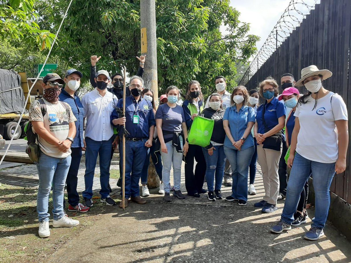 RotaryLaReforma's tweet photo. Hoy varios voluntarios nos unimos para sembrar árboles en el área de los museos de la zona 13, en el marco de la conmemoración del #DiaMundialDelMedioAmbiente #yolimpio ¡Gracias por el entusiasmo de los voluntarios y el apoyo de la #MuniGuate! @Rotary @RotaryES https://t.co/vARUnUuBHJ
