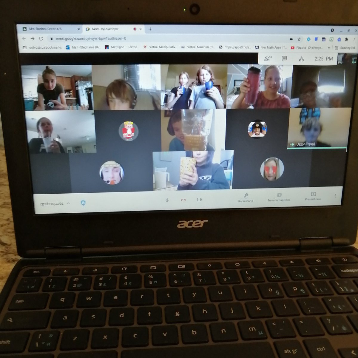 MrsBarfoot's tweet image. We made fruit smoothies together today! Some of us even made them into smoothie popsicles. @DunwichDuttonPS #fridaytreat #classfun