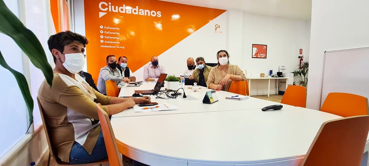 earriagaalvarez's tweet photo. 📸 Tarde de reunión telemática de cargos electos de las islas y coordinadores de las diferentes agrupaciones de @CsCanarias.

Tenemos proyecto para Canarias y seguimos trabajando para solucionar los problemas de los canarios. https://t.co/MI99tvJNbH