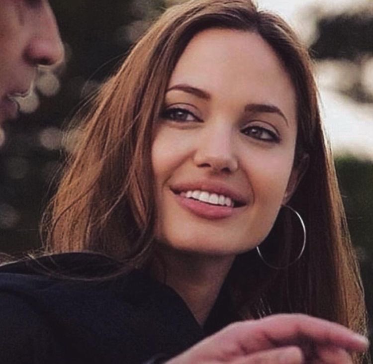 Hoy Angelina Jolie  esta de cumpleaños; una mujer y actriz hermosa por dentro y por fuera Happy birthday Queen 