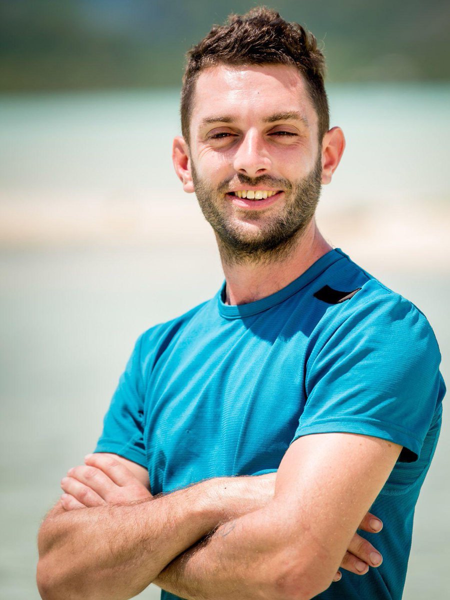jinclouds_'s tweet photo. Pour les poteaux de Koh Lanta si cet homme tombe je casse tout c’est notre seul espoir #KohLanta https://t.co/YkoQDrcxRS