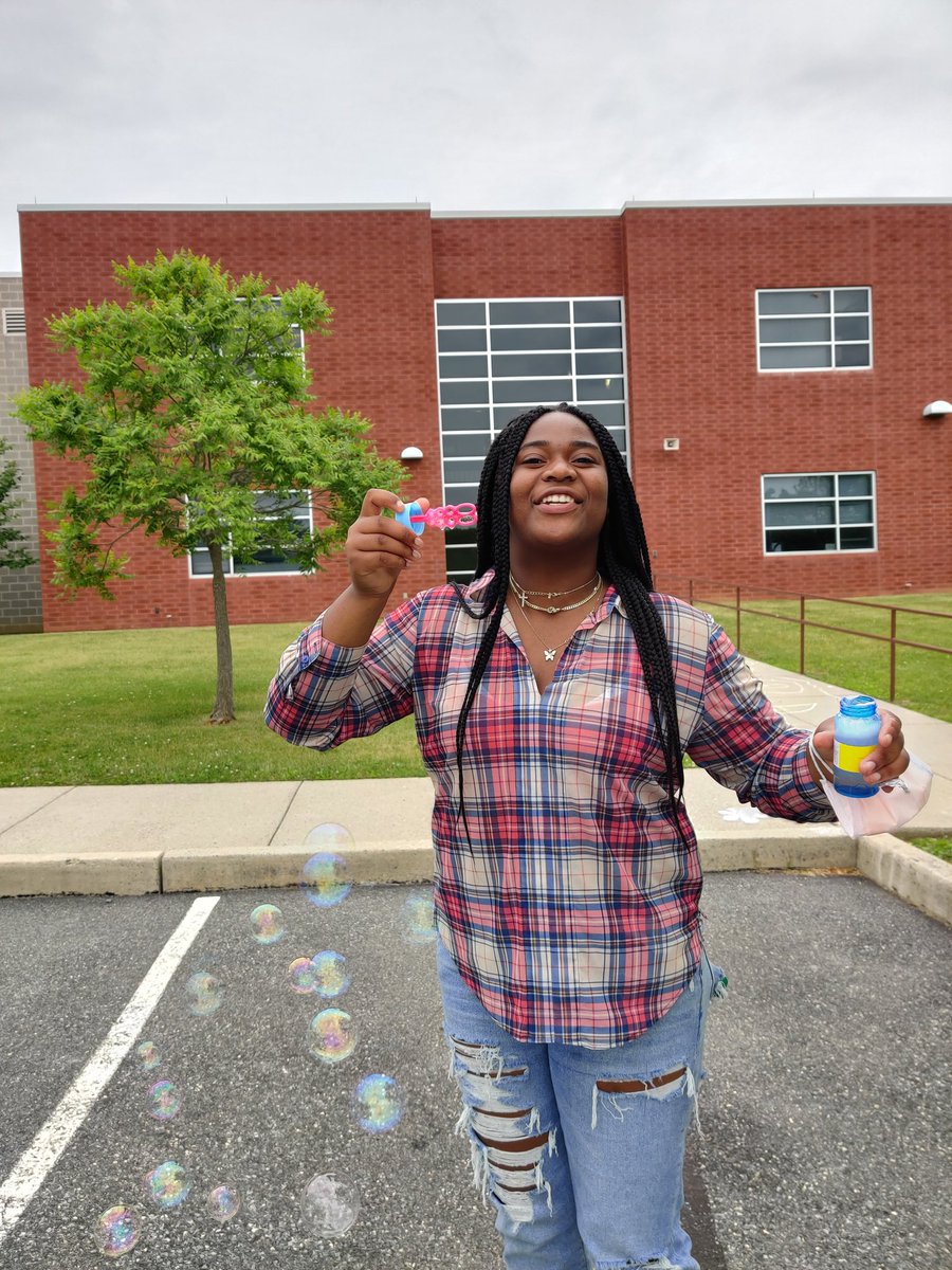 LEstradaa24's tweet photo. Chalk art and bubbles during our mask break 🤎🤍 https://t.co/hKGFkzXSat