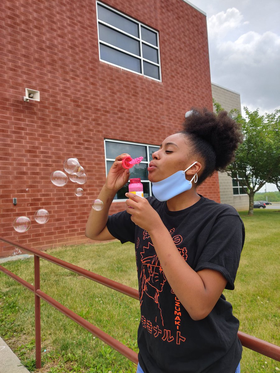 LEstradaa24's tweet photo. Chalk art and bubbles during our mask break 🤎🤍 https://t.co/hKGFkzXSat