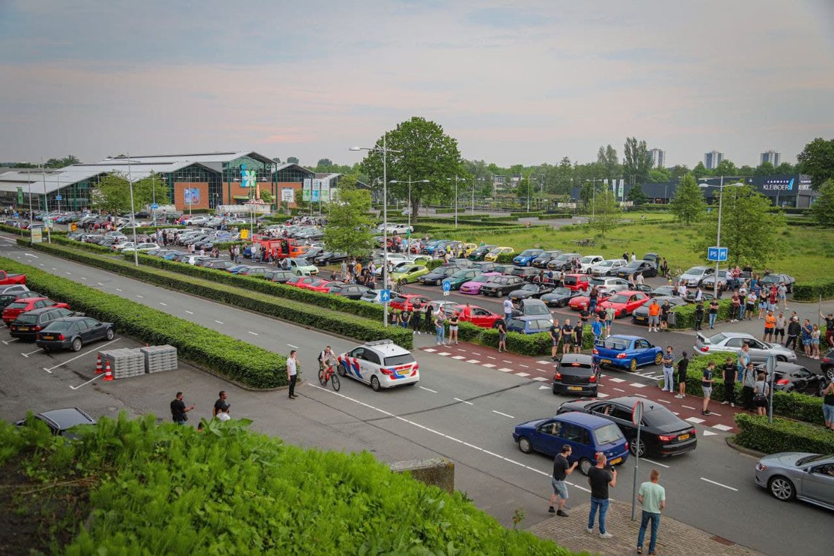Honderden auto's bijeen voor carmeeting, politie houdt oogje in het zeil..
