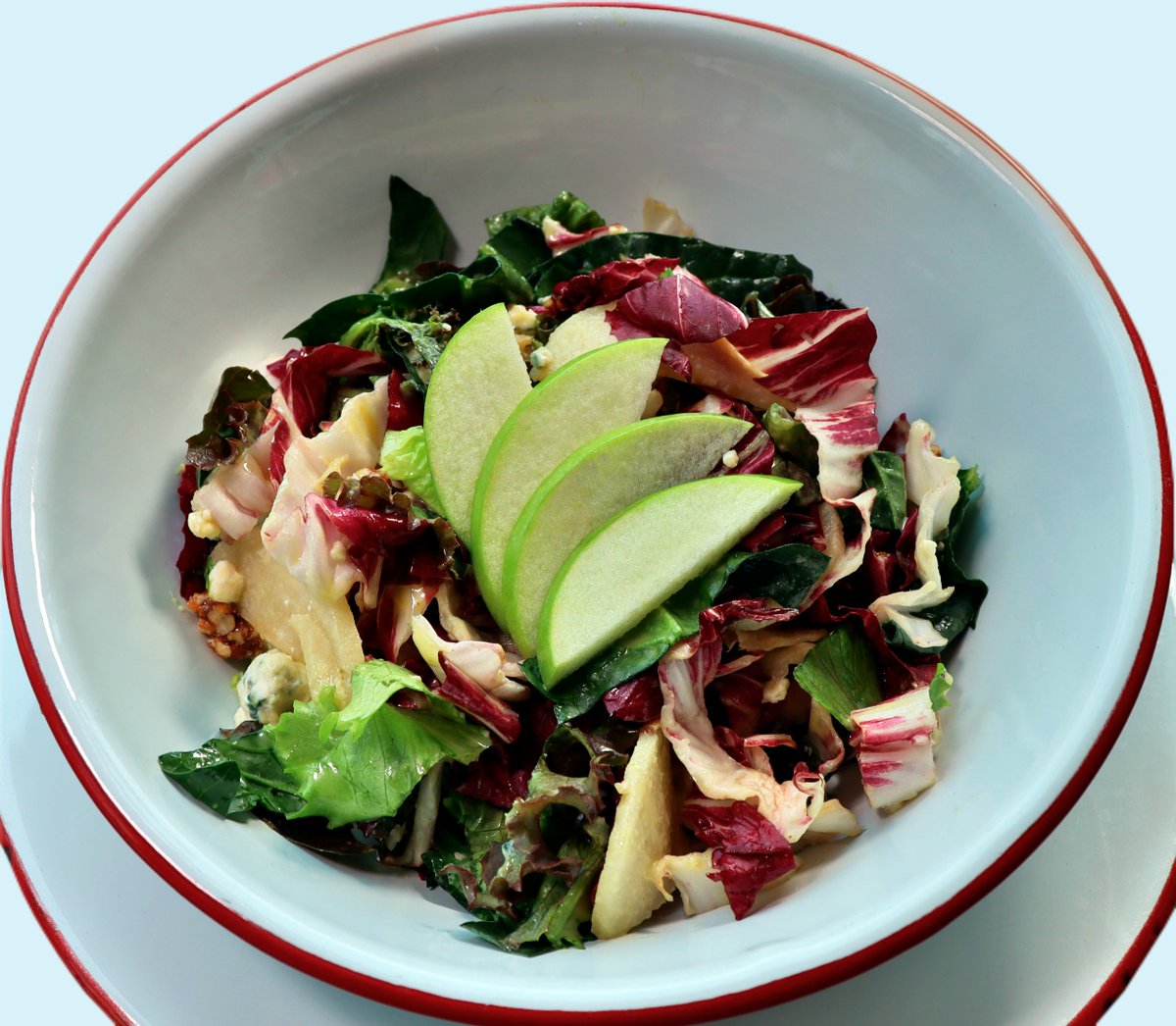 _elmayor's tweet photo. Una ensalada, es ideal para cualquier ocasión y más, si se trata de nuestra selecta mezcla de lechugas y espinaca acompañada de manzana caramelizada, queso roquefort y un toque delicioso de nuestro aderezo, elaborado con miel y mostaza.
Un platillo fresco, ligero e irresistible. https://t.co/KDfXytILKi
