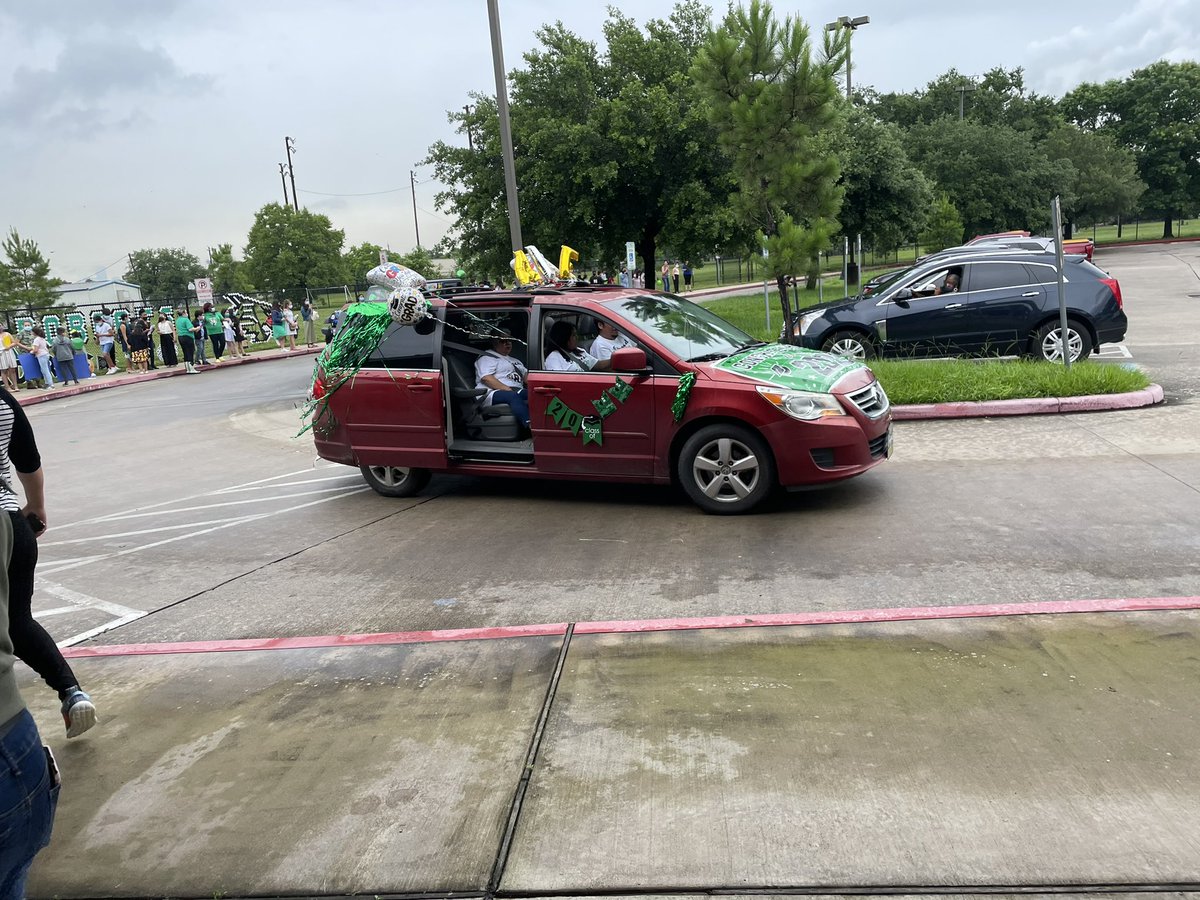 hisdBrookline's tweet photo. Go 5th grade, we are so proud of you! You made it. @RickNagir @WinnyLlorens @KenDavis_7thSon @HISD_SUPERSOUTH https://t.co/oxxZmJboLg