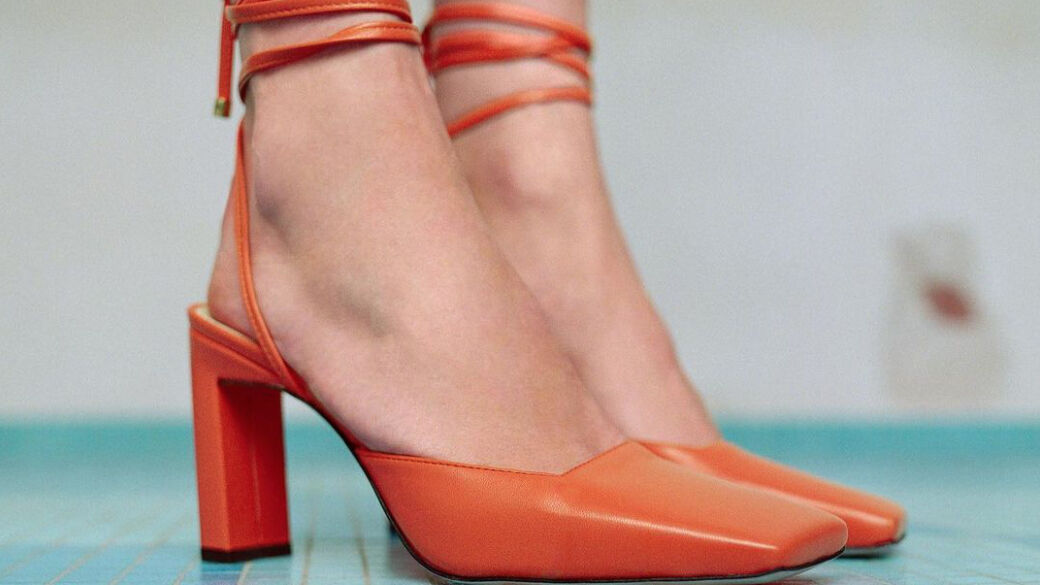 themacbella's tweet photo. 🔥 That new shoe feeling 🔥

#orangesandals #softleather  #shoelover #stylishlook #feminine #styleinspiration  #stylishfashion #summerstyle #orange #orangeheels #dutchdesign #luxurylifestyle #treatyourself #hollywoodlife #effortlesschic #colourlover #macbellastyle #LoveMacbella https://t.co/qm6OKEc76Z