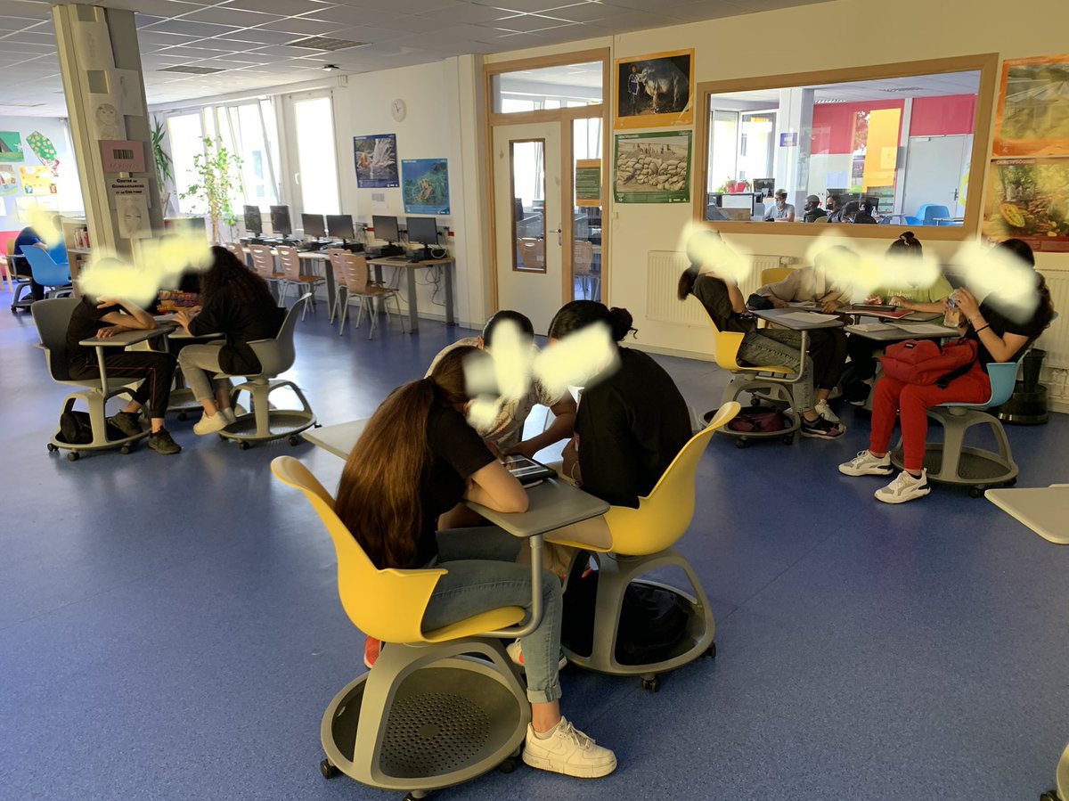 truffautstras's tweet photo. Hier et aujourd’hui, la classe de 4e7 du collège @truffautstras a eu la chance de profiter pendant 4h de la présence de @Chab_ et de L.Rey des DNA. Construction de l’information, choix d’un sujet, rédaction d’une accroche, choix d’un titre… belle dynamique #EMI @ClemiStrasbourg https://t.co/QS3iFahqq8