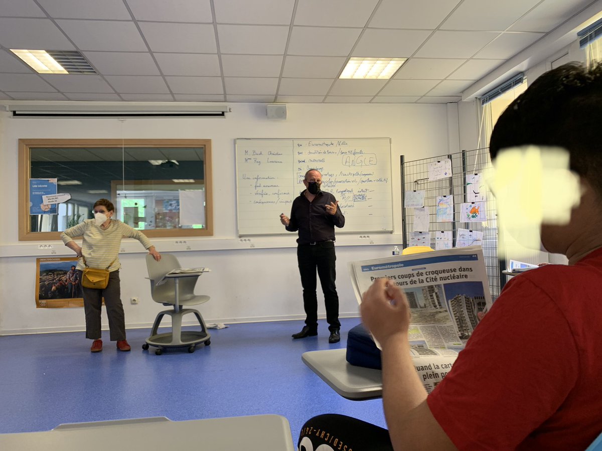truffautstras's tweet photo. Hier et aujourd’hui, la classe de 4e7 du collège @truffautstras a eu la chance de profiter pendant 4h de la présence de @Chab_ et de L.Rey des DNA. Construction de l’information, choix d’un sujet, rédaction d’une accroche, choix d’un titre… belle dynamique #EMI @ClemiStrasbourg https://t.co/QS3iFahqq8