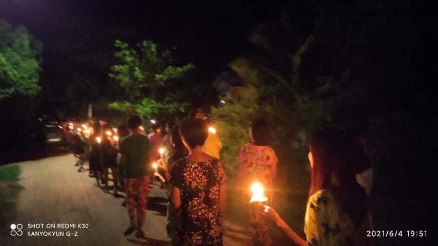 LMonMyoHan2's tweet photo. A #candlelight marching strike was held in KanyoneKyun Village Launglon township tonight. 

 #LessTalkMoreActionsASEAN #WhatsHappeningInMyanmar #June4Coup #MilkTeaAlliance https://t.co/OPVka71SYw