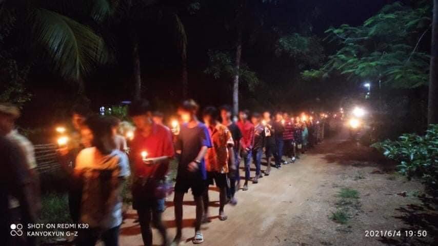 LMonMyoHan2's tweet photo. A #candlelight marching strike was held in KanyoneKyun Village Launglon township tonight. 

 #LessTalkMoreActionsASEAN #WhatsHappeningInMyanmar #June4Coup #MilkTeaAlliance https://t.co/OPVka71SYw
