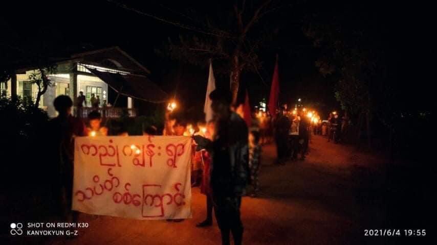 LMonMyoHan2's tweet photo. A #candlelight marching strike was held in KanyoneKyun Village Launglon township tonight. 

 #LessTalkMoreActionsASEAN #WhatsHappeningInMyanmar #June4Coup #MilkTeaAlliance https://t.co/OPVka71SYw