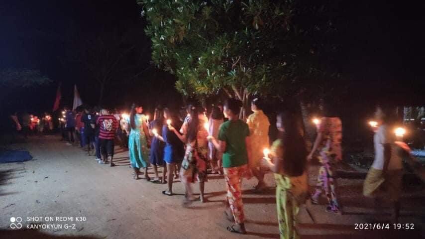 LMonMyoHan2's tweet photo. A #candlelight marching strike was held in KanyoneKyun Village Launglon township tonight. 

 #LessTalkMoreActionsASEAN #WhatsHappeningInMyanmar #June4Coup #MilkTeaAlliance https://t.co/OPVka71SYw