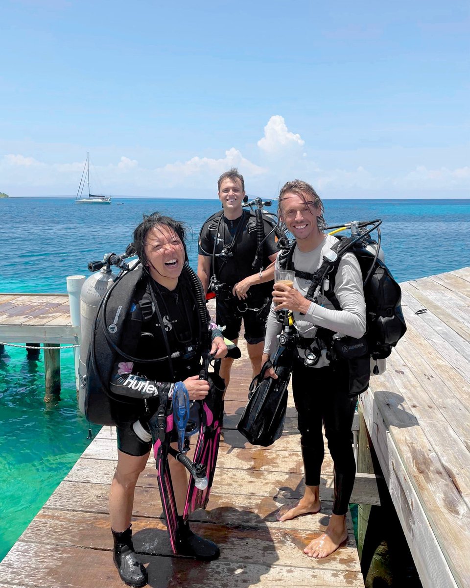 stephenjaynsley's tweet photo. The familiar smiley faces of a post tec try-dive here at BICD. As part of all @PADI Divemaster training we offer chances to try different gear, it's more than a course here, it's an experience program too 💪🏽
#padidivemaster #utila #divemaster #tecdive #tecutila #padi #scuba https://t.co/JEOqjZ1adB