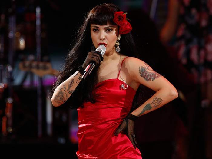 lacuarta's tweet photo. 🏆🇨🇱 #Copihue21 | Amor completo: la barra pop premia a Mon Laferte como la artista de la década en el Copihue de Oro https://t.co/WGj84UlhWF https://t.co/fcDMcPUgTt