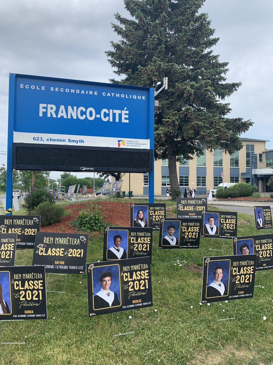 Franco_Cite's tweet photo. Félicitations à nos finissantes et finissants! Une remise de leurs affiches en sécurité et distanciée, mais tellement appréciée ! https://t.co/fV4vQbdYpI