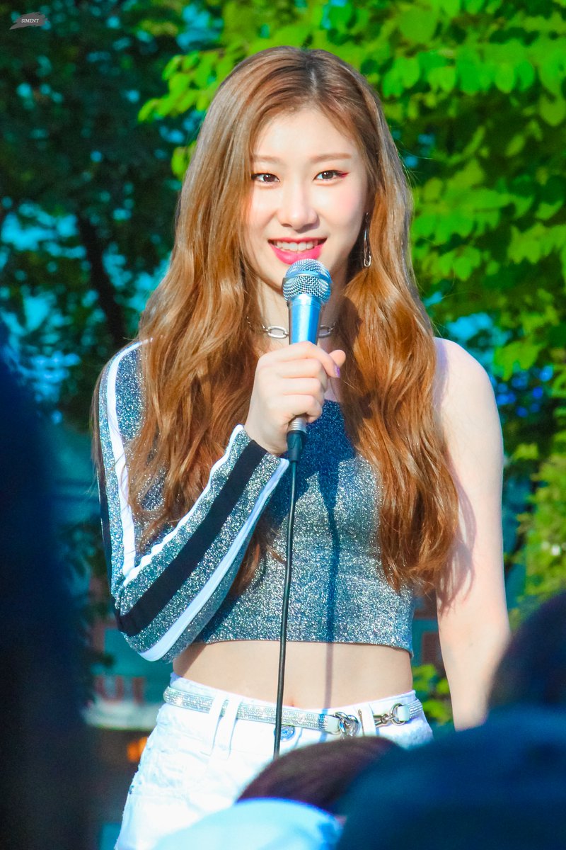 SIMENT_ITZY's tweet photo. ✨✨🥳

#있지 #ITZY #CHAERYEONG  #채령 
#채령이와_함께하는_세번째_여름
#HappyChaeryeongDay https://t.co/L3dEkHgJuB