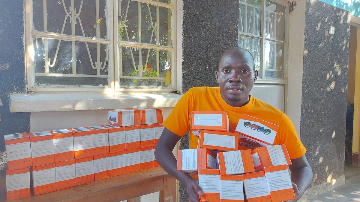 SootSemee's tweet photo. Today Community Development Centre - CDC @GoCDC 💙New Speaker boxes for new more listening groups. 🧡 :) #SootSemee #goCDC
@SootSemee 🧡 program is funded &amp; supported by the @AmpVoicesUK  💛 https://t.co/uVVuUjnLPz