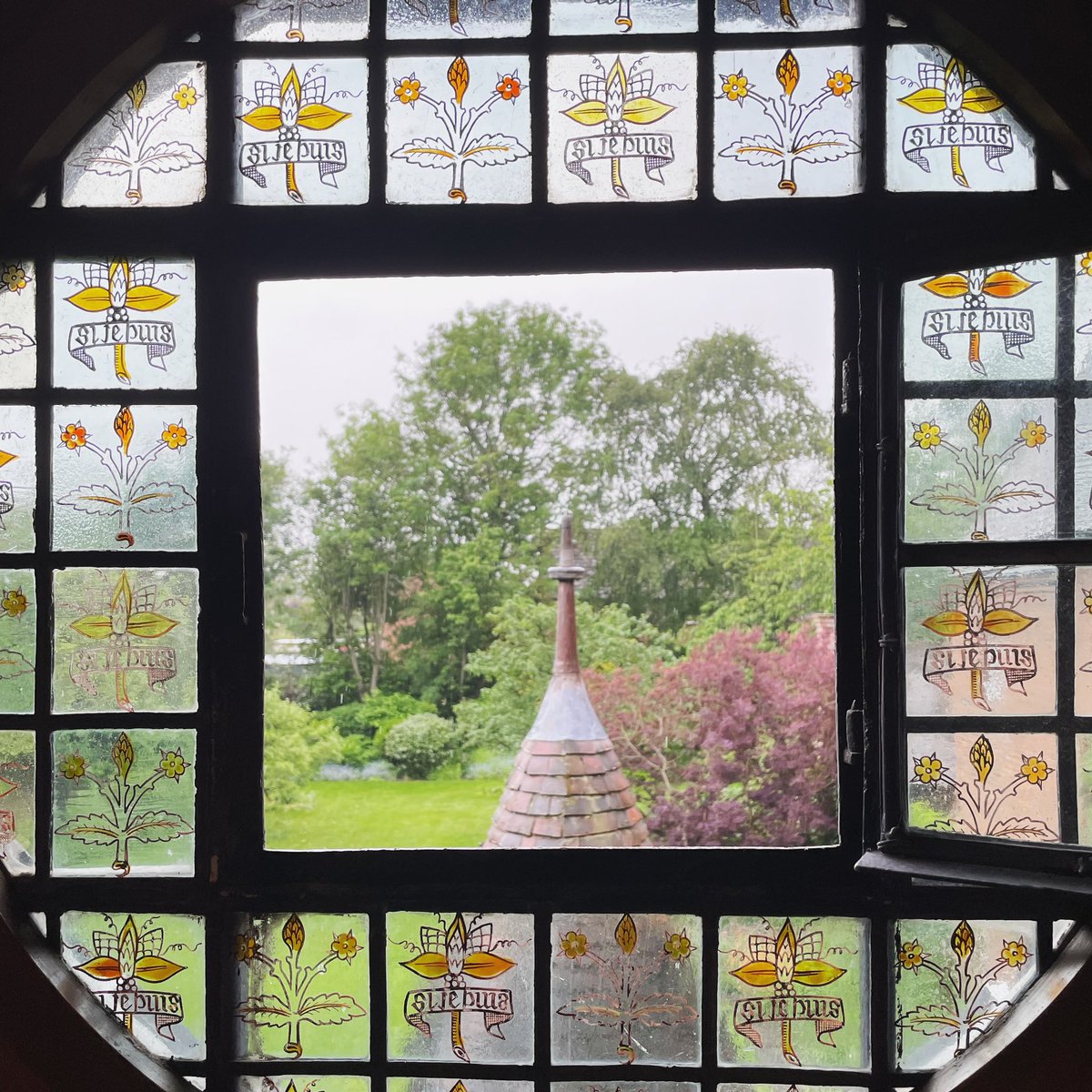 RedHouseNT's tweet photo. It’s been a rainy one for us today so the garden is looking particularly verdant through the bullseye windows.

#redhousent #nationaltrust #rainyday #ntloveslondon #rain #verdant #green #gardens #well #architecture #stainedglass #williammorris #artsandcrafts https://t.co/1q6DTAHsbl