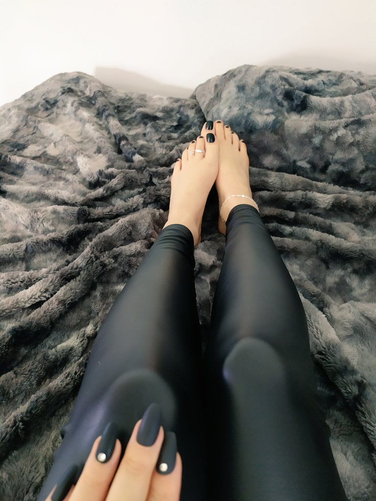 Für die Fuß-Fans unter euch 😉 

Feet, Füße, Socken, Sneakersocken, Zehenring, Fußkettchen