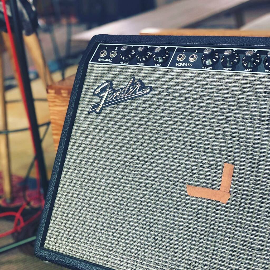 '70's Fender Bassman 135. Another one of our heavy lifters in the studio. Great sounding amp. Big, warm and smooth tones!' ⁠⁠
*⁠⁠
*⁠⁠
*⁠⁠
|#5db #vintageamps #ampeg #vintageaudio #vintagekeyboards #londonrecording #londonproduction #vintagestudio⁠