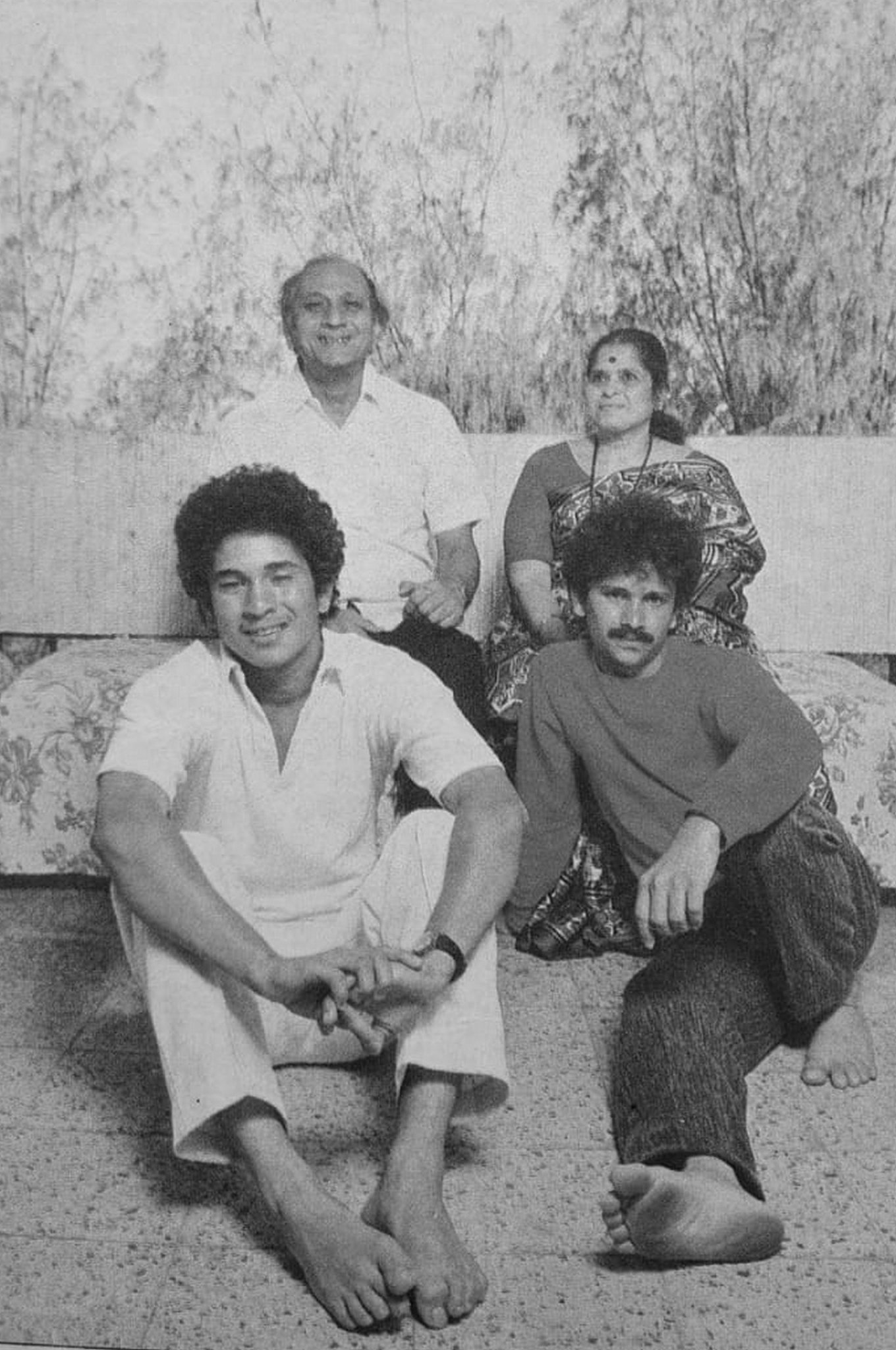 Ο χρήστης CrickeTendulkar 🇮🇳 στο Twitter: "Young Sachin Tendulkar, his father Ramesh Sir, mother Rajani ji and brother, Ajit Sir. He made his Test debut few months later. https://t.co/ZBdccMCwoT" / Twitter