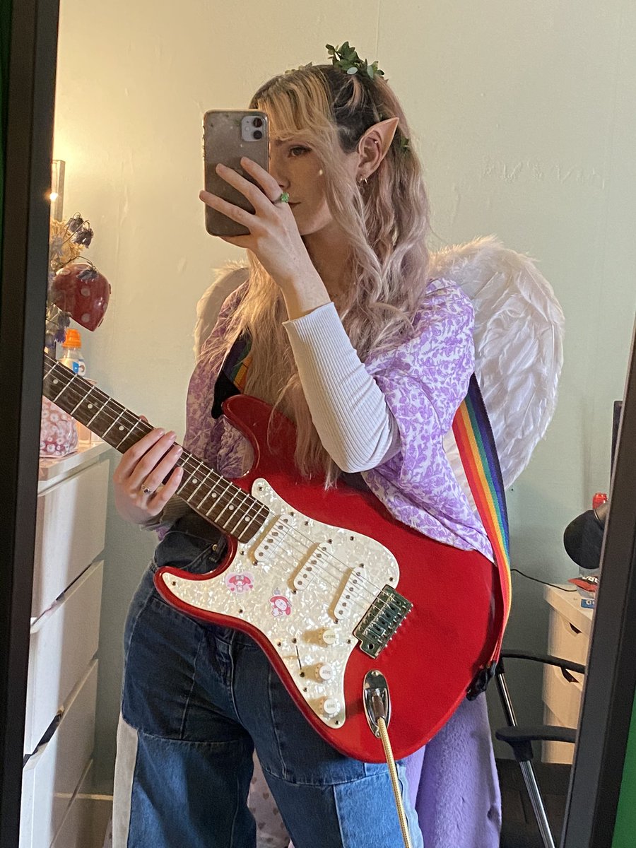 _chlocopop's tweet photo. REAL fairy elf plays guitar and sings on stream!!! the concert has ARRIVED AHHH 

come vibe!!! ✨✨

https://t.co/9SCT0xQkv9
https://t.co/9SCT0xQkv9 https://t.co/YQsXdGvrCL