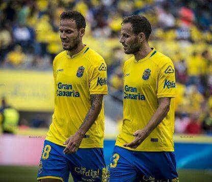 RuymanAlmeidaP's tweet photo. Cientos de partidos defendiendo la camiseta amarilla, criados en nuestra cantera, brazalete de capitán, son parte de la historia de este club y de algunos momentos inolvidables. Nadie les puede quitar eso. Gracias y suerte #Aythami, @JaviCaste_18 y @DaniCaste_23. 💛💙 https://t.co/JQtbb2kaLa
