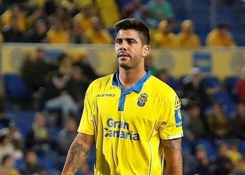 RuymanAlmeidaP's tweet photo. Cientos de partidos defendiendo la camiseta amarilla, criados en nuestra cantera, brazalete de capitán, son parte de la historia de este club y de algunos momentos inolvidables. Nadie les puede quitar eso. Gracias y suerte #Aythami, @JaviCaste_18 y @DaniCaste_23. 💛💙 https://t.co/JQtbb2kaLa