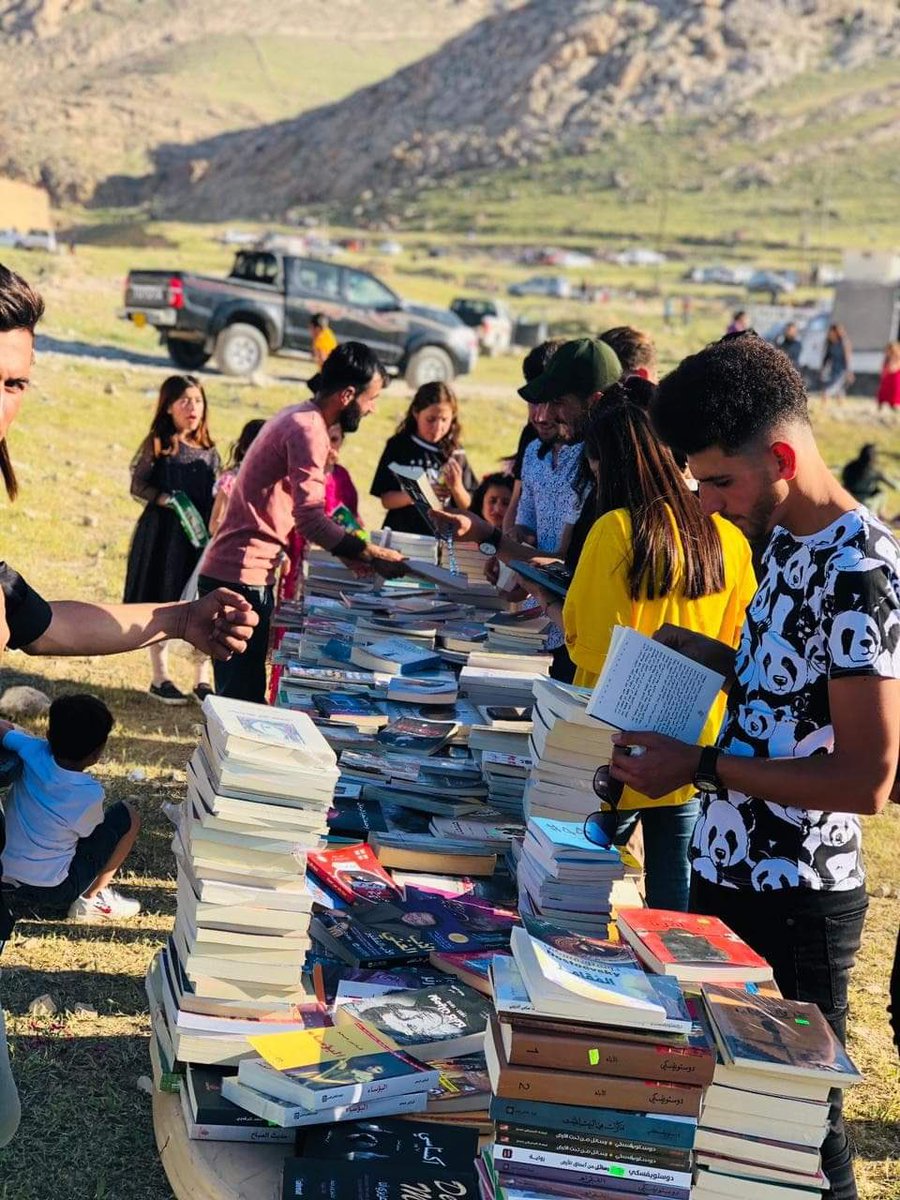 كاميران كمال صنع معجزة صغيرة في صحراء من اليأس المطبق.. #مكتبة_أورشينا في سنجار وفرت مساحة مجانية للثقافة والتفكير ودفعت العديد من الشباب للانخراط في نشاطات ترمم انسانيتهم المهملة. كاميران يحتاج إلى دعم مادي ومعنوي ليتمكن من الاستمرار بهذه المغامرة المدهشة.