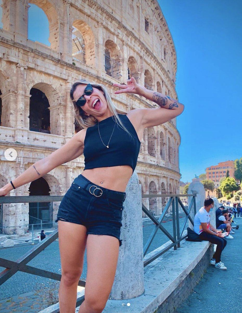 7rosaWP's tweet photo. Un giro al #Colosseo prima di raggiungere il Centro Federale di #Ostia per il ritiro del #7rosa 
Izabella #Chiappini a spasso nella storia di #Roma 
Attaccante della #SisRoma e del #Setterosa
Calottina n.11 https://t.co/VWL5LdjiUq