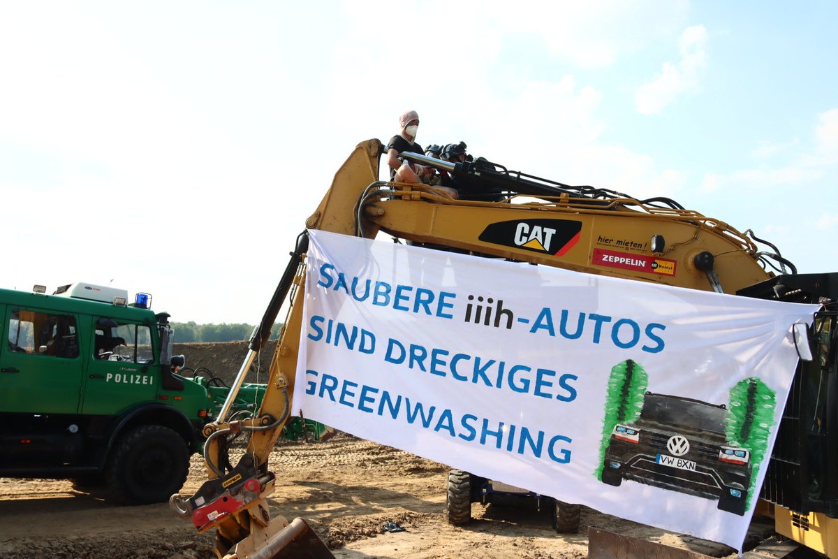 press_pic's tweet photo. Der 1. von 4 Bagger auf der Pipelinebaustellenbesetzung (@unplugVW) wurde geräumt. https://t.co/1QW55UThRG