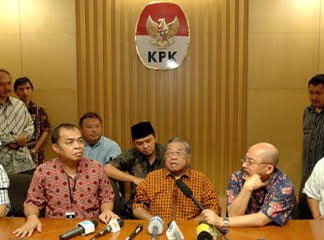 Gus Dur menyambangi KPK saat kriminalisasi pimpinan KPK tahun 2009 lalu. Ia bahkan menjadi penjamin bagi Bibit-Chandra yang ditahan karena kasus yang mengada-ada. 

Kita mengenal Cicak vs Buaya.

Sejak lama KPK berusaha dilemahkan. Dukungan dan doa masyarakat adalah penguatnya.