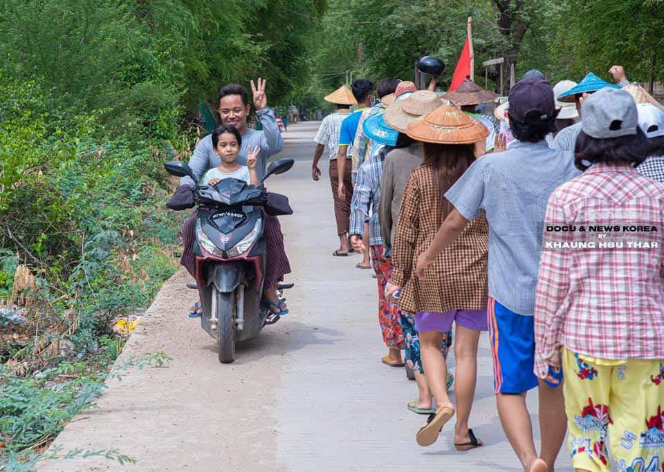 hanniehtet's tweet photo. #Monywa youngsters organized another ward strike, parading through the streets yelling revolutionary slogans. #LessTalkMoreActionsASEAN #June4Coup #WhatsHappeningInMyanmar https://t.co/RIJPfjHyIa