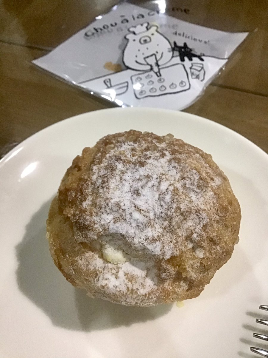 toru_prince's tweet image. 本日のスイーツは #西田辺 #Simmon #シモン
ケーキの基本ってシュークリーム
いっぱい美味しそうなケーキが並ぶ中選んだのは
#シュークリーム
と
#フロマージュ
クリームぎっしりのシュークリームに
フロマージュはチーズ感がしっかり
ご近所の良いお店はどんどん応援したい(^-^)。。。